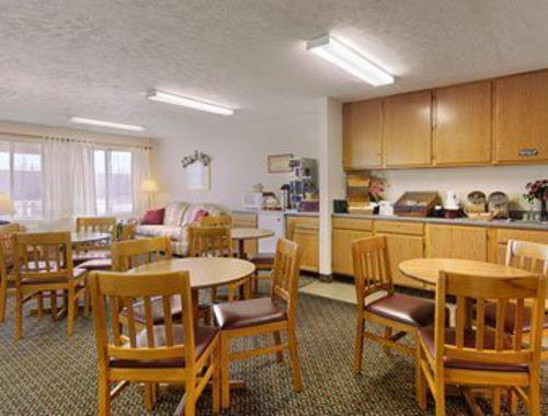 Super 8 By Wyndham North Sioux City Restaurant photo